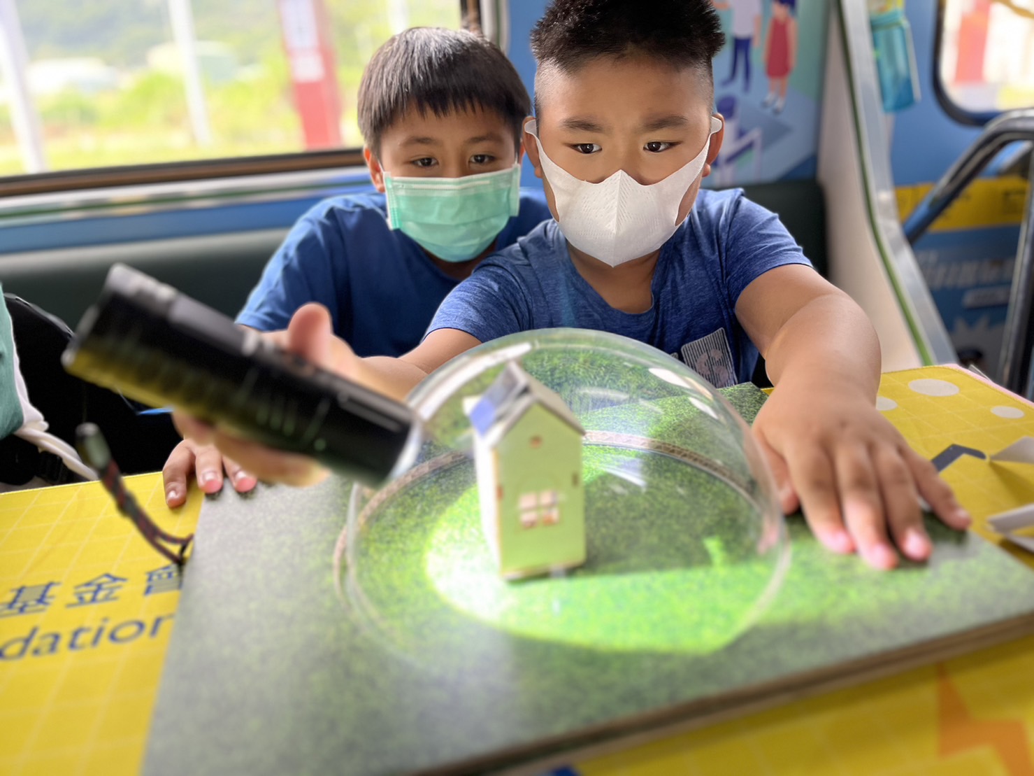 PA旗舰厅參與基礎科學主題車廂，以STEAM教學精神，設計「逐日科學家」、「太陽能工程師」以及「淨零建築師」三大能源科普課程和實驗