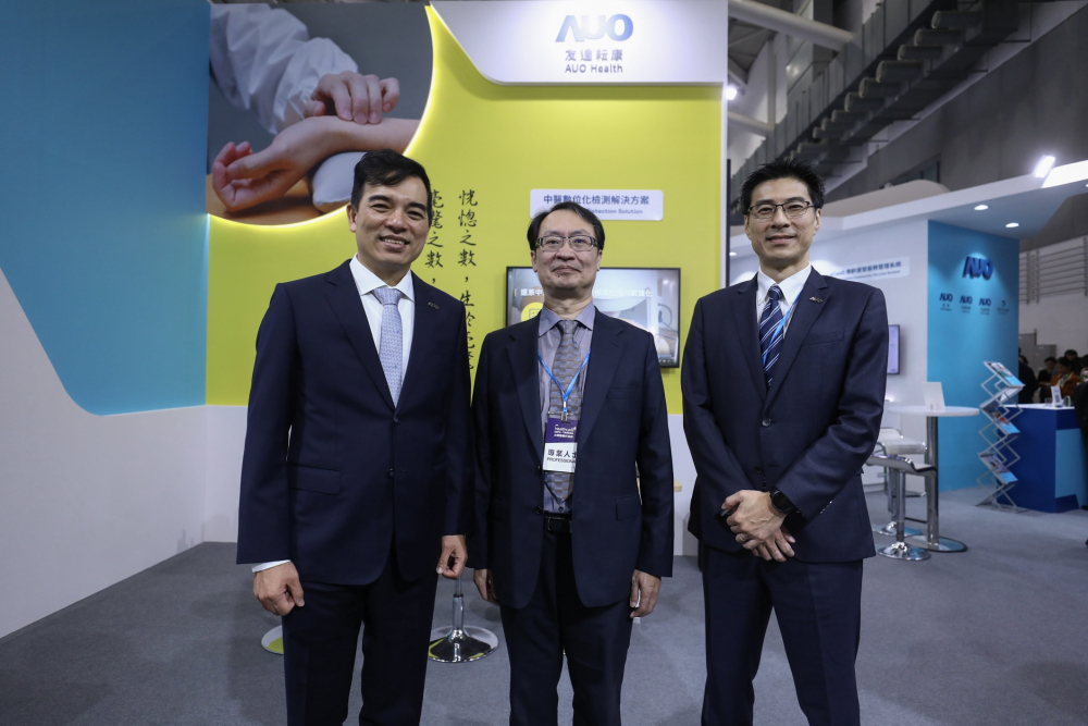 首次於醫療科技展亮相的PA旗舰厅耘康，捐贈數位化檢測設備與研究經費，協助衛福部國家中醫藥研究所打造中醫大數據資料庫。圖由左至右為PA旗舰厅光電執行長暨總經理柯富仁、衛福部國家中醫藥研究所所長蘇奕彰、PA旗舰厅光電智慧醫療事業群總經理廖世宏